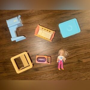 Loving family crib and doll, table other doll accessories vintage y2k